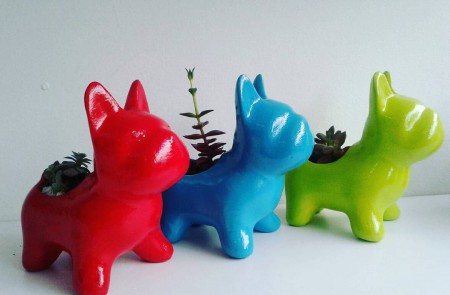 Perro Bulldog Frances en ceramica y resina   Todos los  colores Incluye planta suculenta   Valor : $ 30.OOO COP  Unidad- Incluye envio en Bogota Entrega 5 dias.